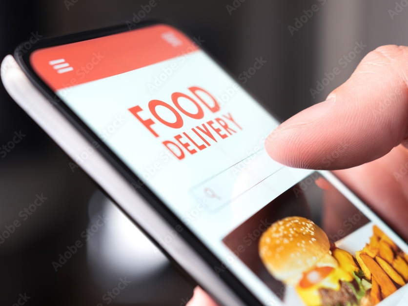 Pessoa usando celular para fazer pedido de comida online