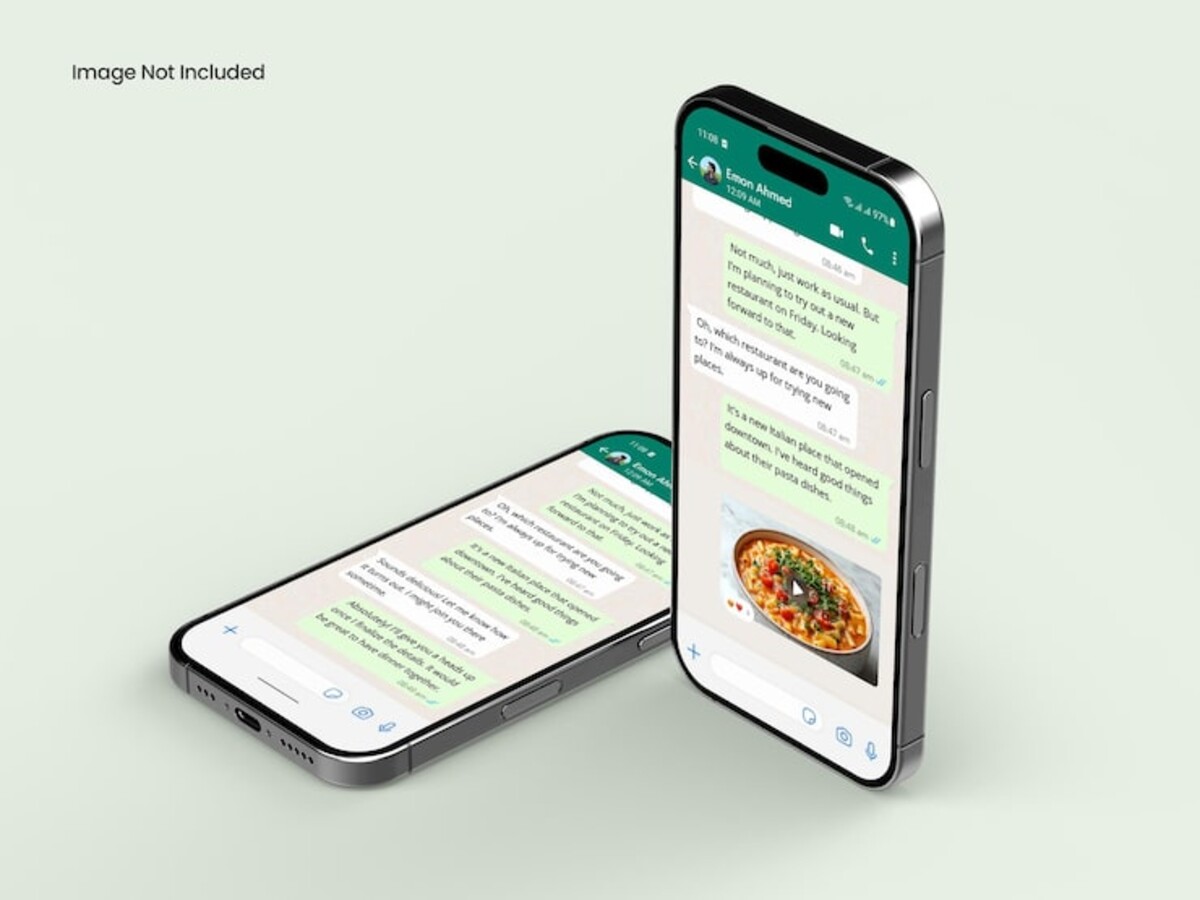 Smartphone mostrando conversa do WhatsApp com pedido de comida recebido